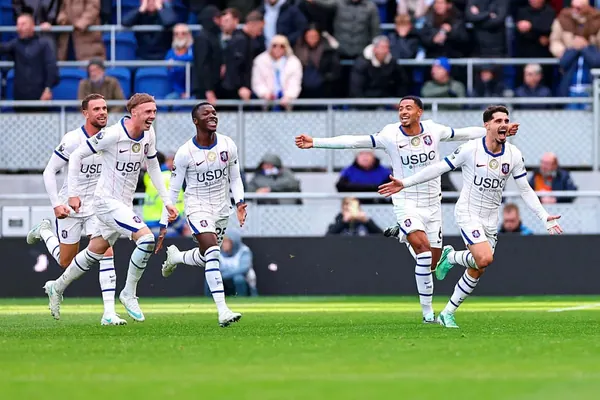 Jogadores celebram importante vitória sobre o Everton