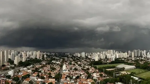 Eleitores precisam se preparar para votar debaixo de chuva