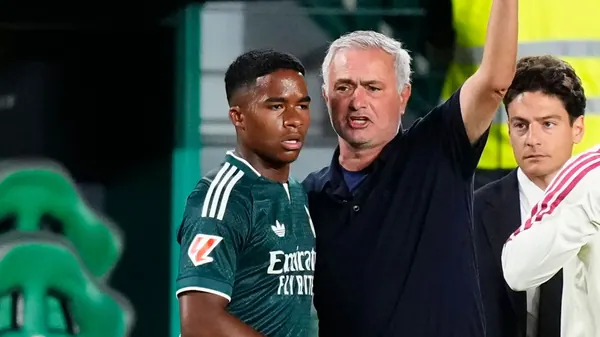 Endrick e Mourinho durante jogo do Real Madrid