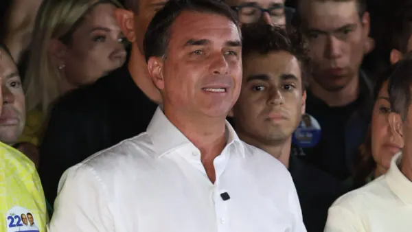 Senador Flávio Bolsonaro se pronuncia após derrota nas eleições