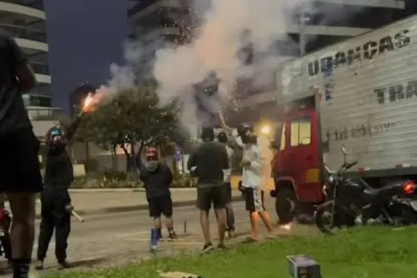 Foguetório de torcedores do Vasco repercutiu nas redes sociais