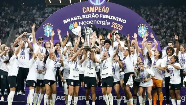 Meio-campista em ação em partida do Brasileirão Feminino, de preferência Duda Sampaio, Aline Milene ou Djeni disputando a bola
