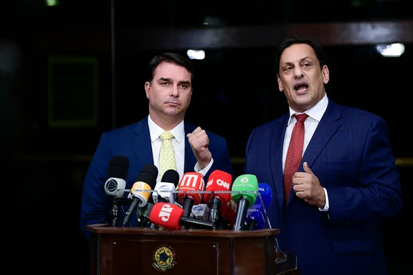 O senador Flávio Bolsonaro (PL-RJ) ao lado do seu advogado