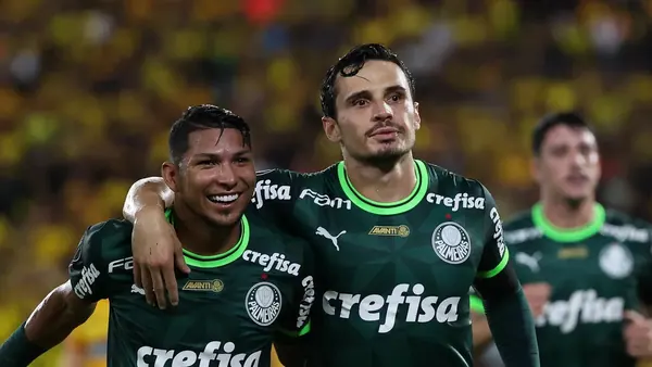 Rony e Raphael Veiga comemoram gol no Palmeiras