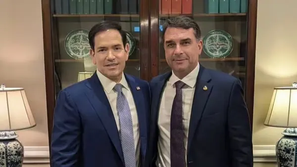 Flávio Bolsonaro saiu do Brasil dias depois do fim do segundo turno 